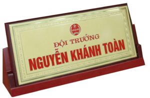 Biển đồng chức danh đế gỗ 01