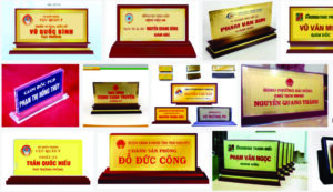 Biển đồng chức danh đế gỗ