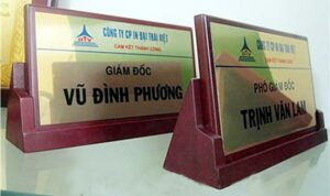 Biển đồng chức danh đế gỗ 03