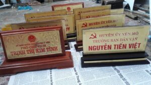 Biển đồng chức danh đế gỗ 05