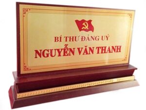 Biển đồng chức danh đế gỗ 04
