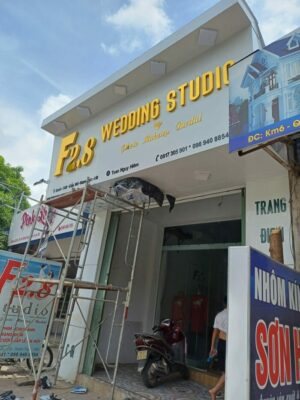 Biển alu chữ gương vàng nổi